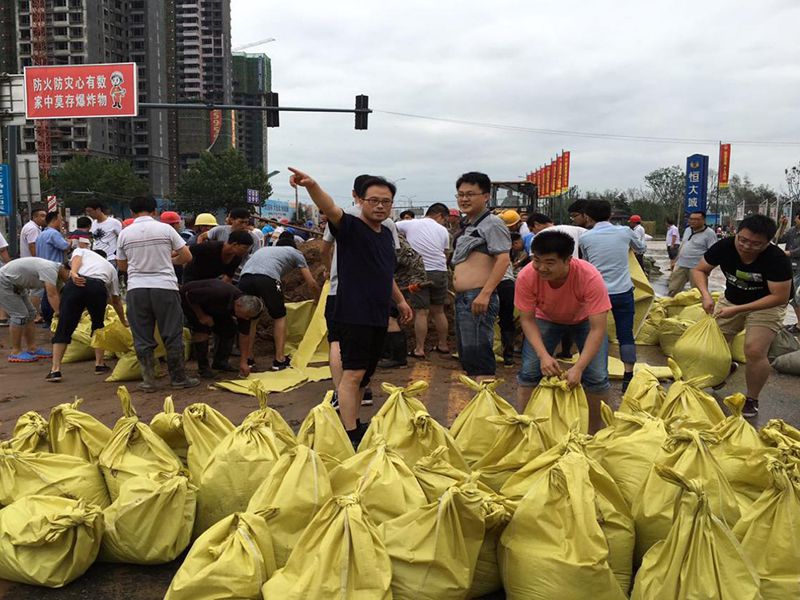 2016年7月20日，集團公司組織員工參與“安陽7·19特大洪水”搶險救災(zāi)工作。